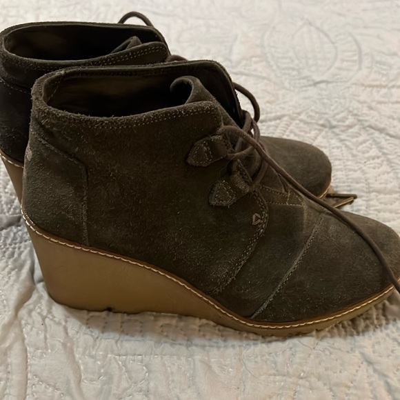 Tom’s women’s wedge booties - Picture 1 of 4